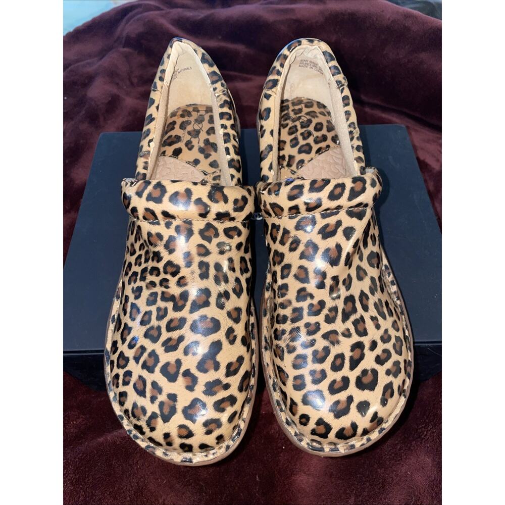 B.O.C. by Born Peggy Women's Leopard  Clogs Sz 8